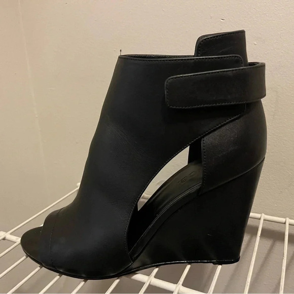 Vince. Katia leather wedge heel booties cut out details - Picture 3 of 13